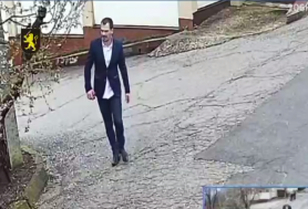 Momentul în care Mihail Șaran își scoate brățara prin intermediul căreia era monitorizat